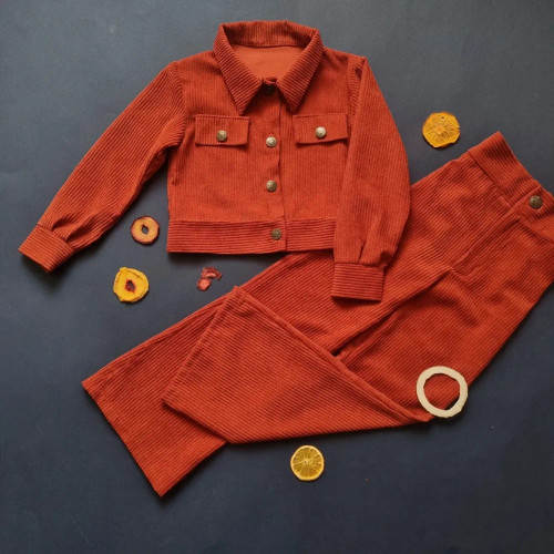 ست شیک با کت کراپ و شلوار دمپا بچگانه با جنس مخمل کبریتی